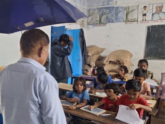 आइये न बिहार में...यहां छाता लगाकर टीचर रहते हैं क्लास में, डर के बीच पढ़ाई!