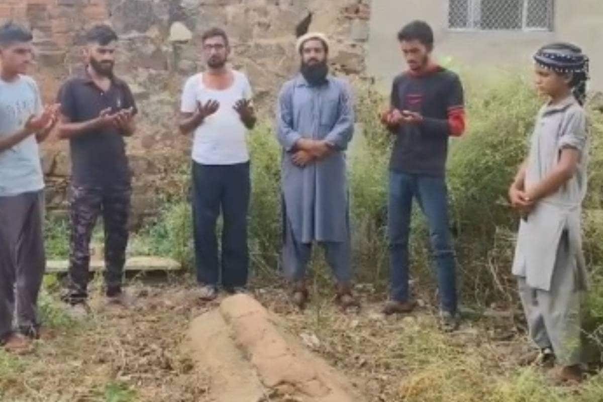 2 खाली कब्रेंसुनाती हैं आजादी के दीवानों की अजब गजब अनसुनी कहानी