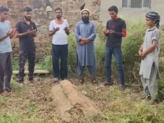 2 खाली कब्रें...सुनाती हैं आजादी के दीवानों की अजब गजब अनसुनी कहानी...