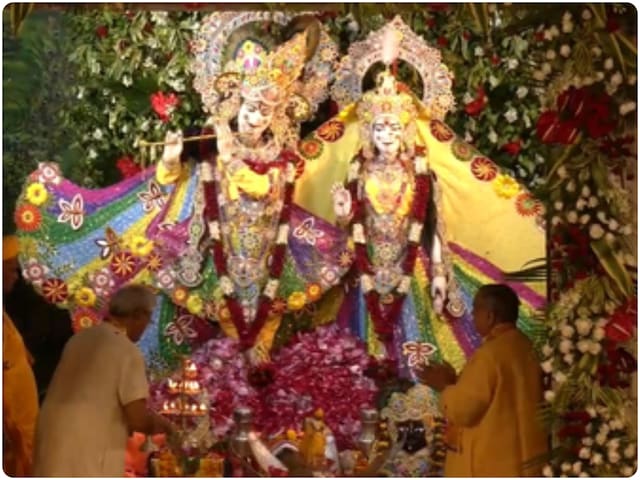 नंद के घर 'आनंद' बन आए कान्हा, कृष्ण मंदिरों में उमड़ा आस्था का जनसैलाब