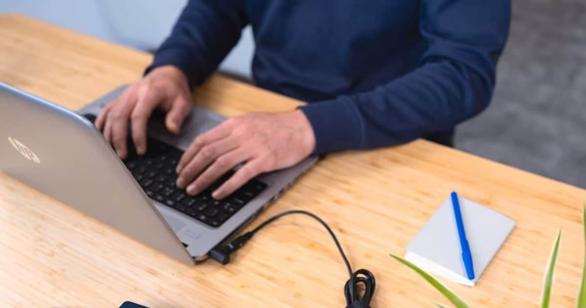 Tach – is it good to use laptop while charging know safety rules what are the danger how to keep battery life longer- आप भी चार्जिंग पर लगा कर इस्तेमाल करते हैं Laptop, तो जरूर जान लेनी चाहिए ये अहम बात