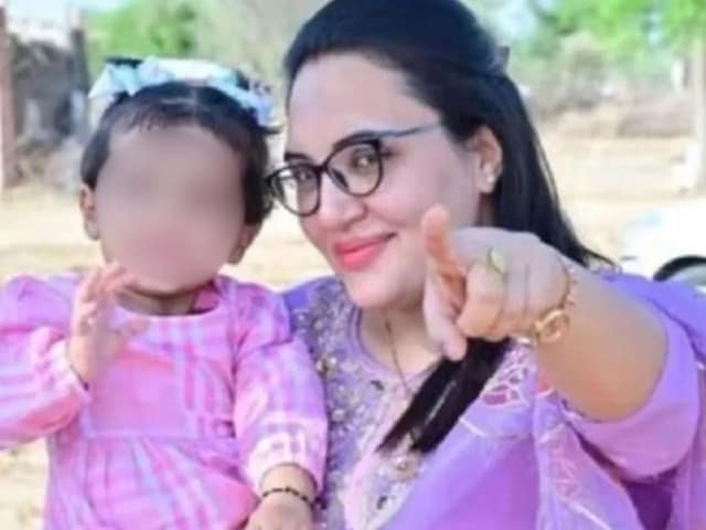 एक और निक्की की जान… 3 साल की बेटी को गोद में बैठा कर, किया आग के हवाले, वजह जान उड़ जाएंगे होश.. एक और निक्की की जान… 3 साल की बेटी को गोद में बैठा कर, किया आग के हवाले, वजह जान उड़ जाएंगे होश..