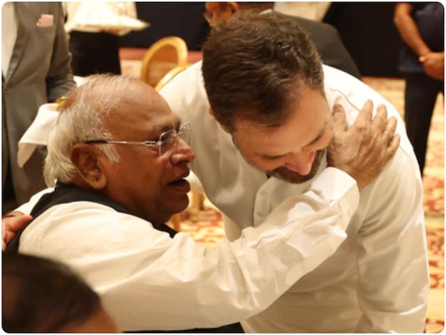 सरकार को किस बात का डर है? सांसदों को चुनाव आयोग तक क्यों नहीं पहुंचने देती... सरकार को किस बात का डर है? सांसदों को चुनाव आयोग तक क्यों नहीं पहुंचने देती...