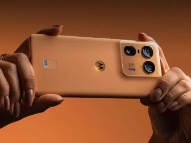 If you are thinking of buying a premium smartphone, then this is a great opportunity for you. Motorola Edge 50 Ultra 5G is currently available with huge discounts on Amazon. This phone was earlier launched for ₹ 64,999, but now it can be purchased for only ₹ 38,990. This means that a huge saving of ₹ 26,009 can be made directly.