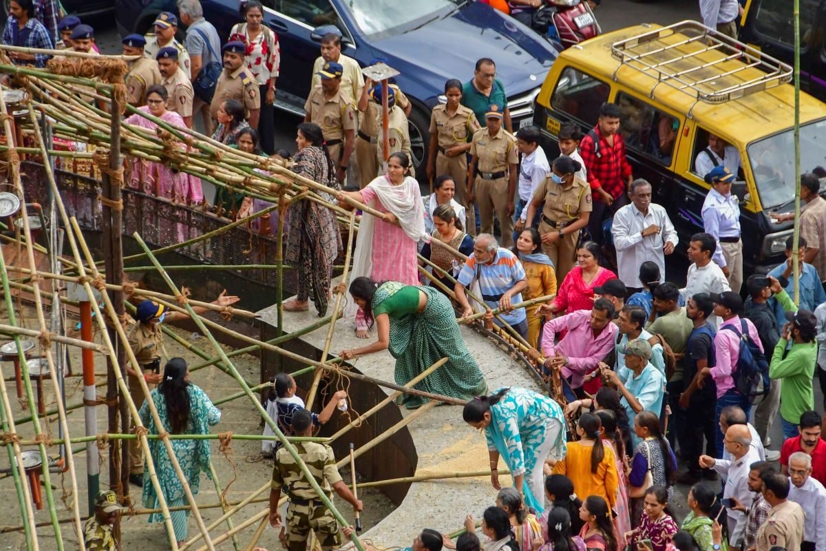 मुंबई में कबूतरों को खाना खिलाने पर रोक कायम, HC ने कहा- एक्सपर्ट कमेटी बनाएं