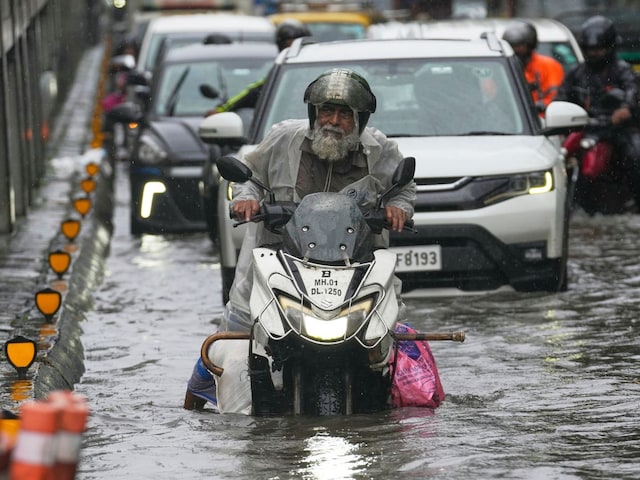हर तरफ बारिश का कहर, मुंबई में वर्क फ्रॉम होम, कश्मीर से गुजरात तक हाई अलर्ट हर तरफ बारिश का कहर, मुंबई में वर्क फ्रॉम होम, कश्मीर से गुजरात तक हाई अलर्ट