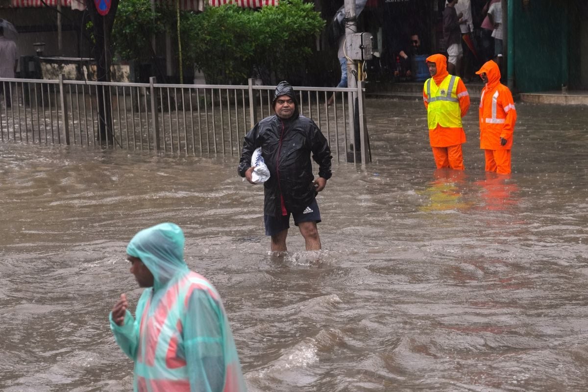 Live: मुंबई की लाइफ लाइन बारिश में डूबी, दिल्ली में घटने लगा यमुना का पानी