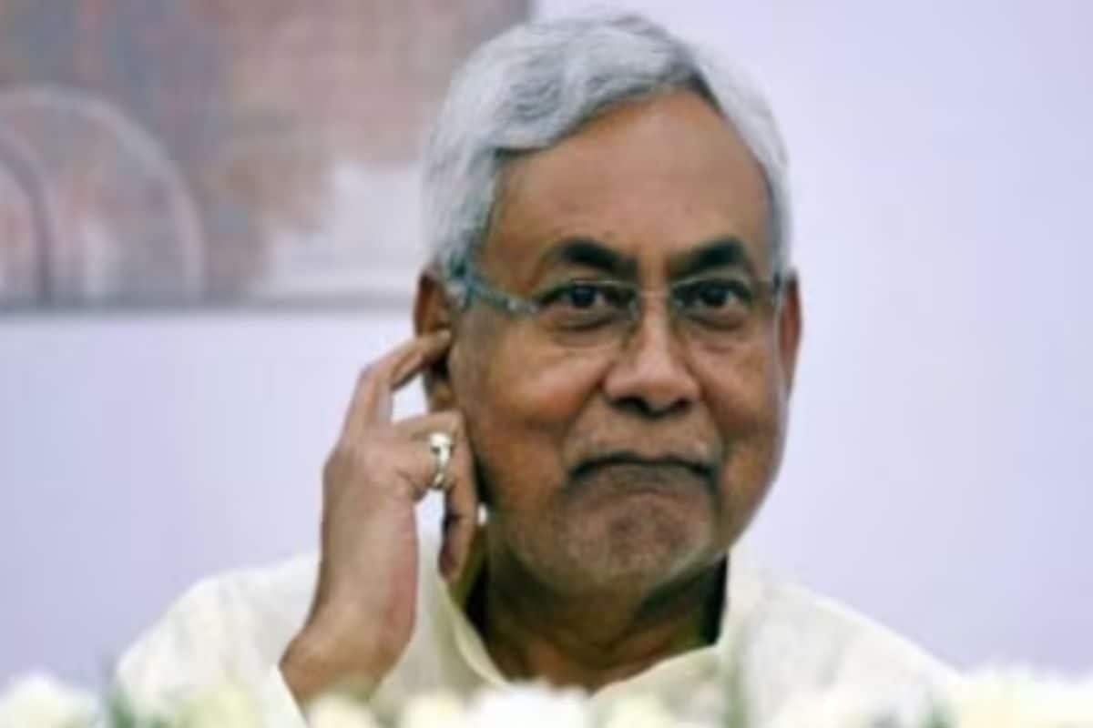 नीतीश ने टेबल पर मारा मुक्का PM बनने की इच्छा ने तोड़ी 1977 वाली दोस्ती!