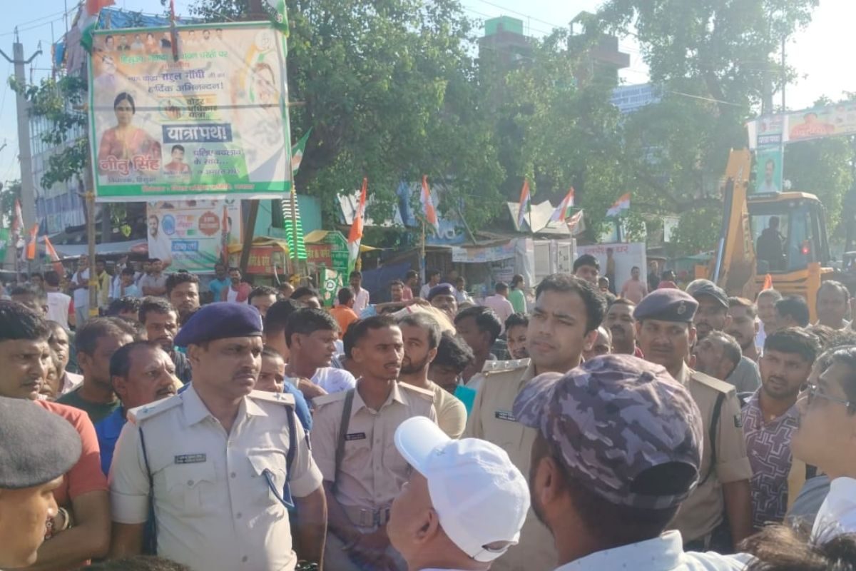 राहुल गांधी की यात्रा से पहले नवादा में हाई वोल्टेज ड्रामा! पोस्टर लगाने पर भिड़े अनिल सिंह और नीतू सिंह