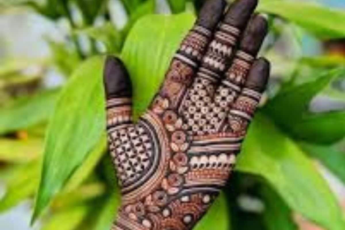 तीज त्योहारों और शादियों में महिलाएं लगाती हैं मेहंदीइसे कौन भारत लेकर आया था