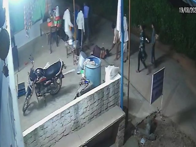 गेहूं के लिए हैवान बना पति, पत्नी को लात-घूंसे मारे, चोटी पकड़कर घसीटा, और... गेहूं के लिए हैवान बना पति, पत्नी को लात-घूंसे मारे, चोटी पकड़कर घसीटा, और...