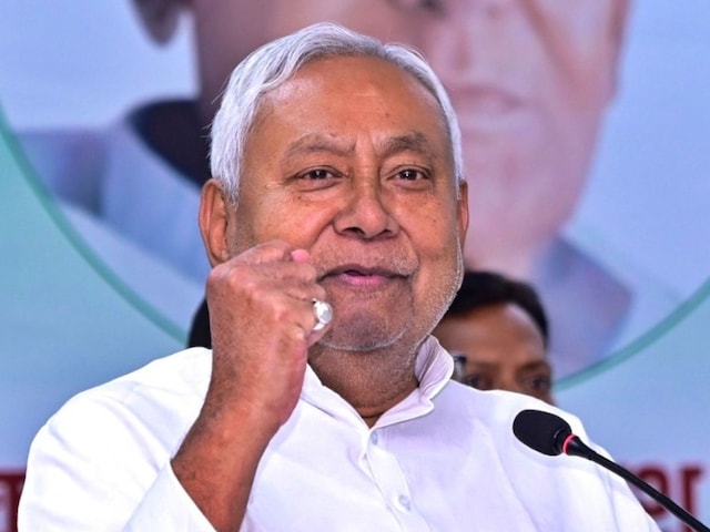 नीतीश की चाल से चित हुआ विपक्ष! सीएम ने फेंका ऐसा पासा, झलकने लगी NDA की ताकत नीतीश की चाल से चित हुआ विपक्ष! सीएम ने फेंका ऐसा पासा, झलकने लगी NDA की ताकत