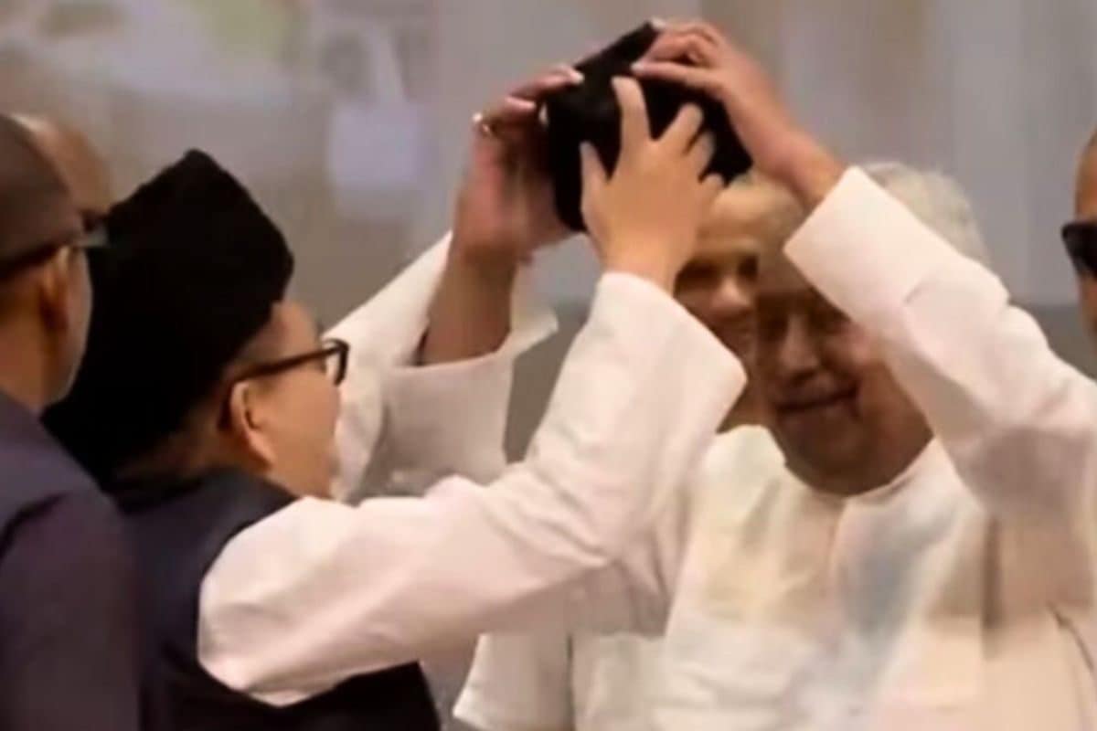 टीका भी लगाना होगा, टोपी भी पहननी होगी...नीतीश के टोपी ट्रांसफर पर बवाल क्यों?
