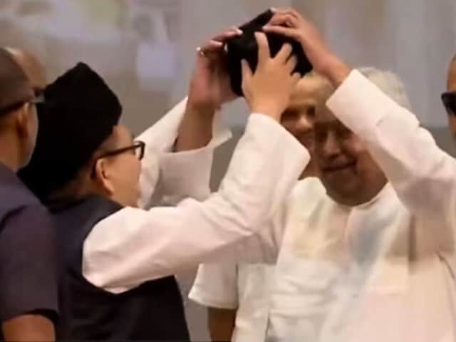 टीका भी लगाना होगा, टोपी भी पहननी होगी...नीतीश के मुस्लिम टोपी पर बवाल क्यों? टीका भी लगाना होगा, टोपी भी पहननी होगी...नीतीश के मुस्लिम टोपी पर बवाल क्यों?