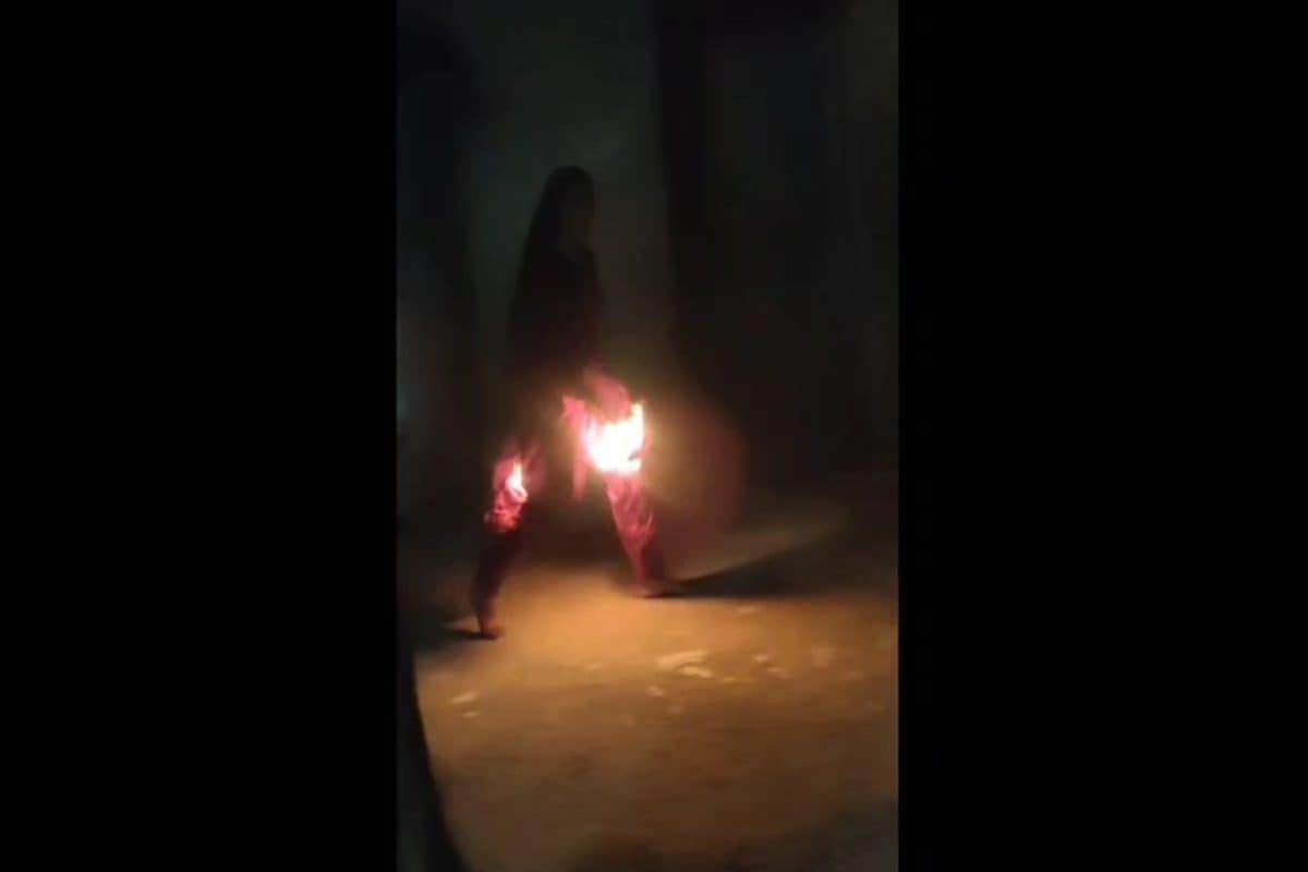 खून का रिश्ता भूला! छोटे भाई को पीटा और फिर उसकी पत्नी पर पेट्रोल डाल लगाई आग