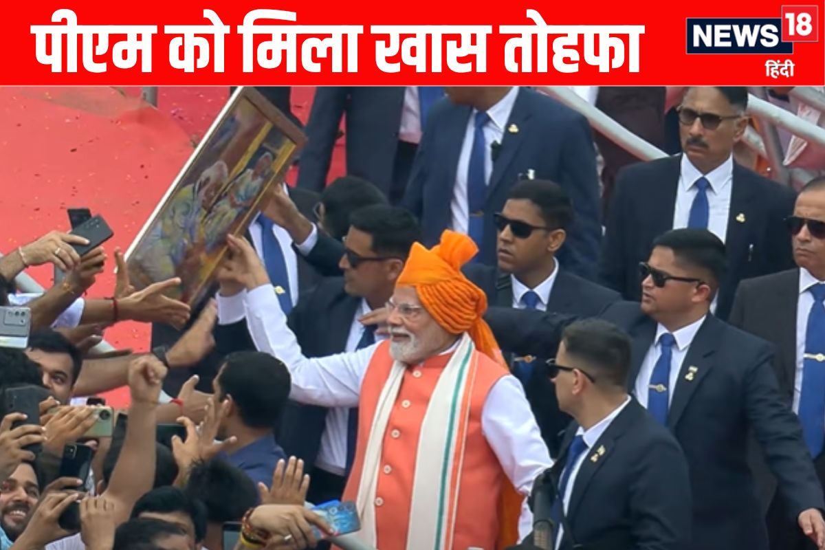 भीड़ में PM मोदी को मिला खास गिफ्ट तस्वीर देख हुए भावुक मां से क्या कनेक्शन