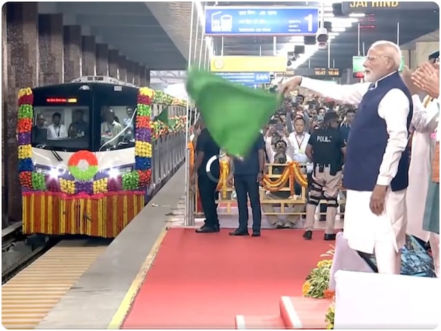 PM मोदी ने कोलकाता में मेट्रो को दिखाई हरी झंडी, बोले- भारत दुनिया का तीसरा... PM मोदी ने कोलकाता में मेट्रो को दिखाई हरी झंडी, बोले- भारत दुनिया का तीसरा...