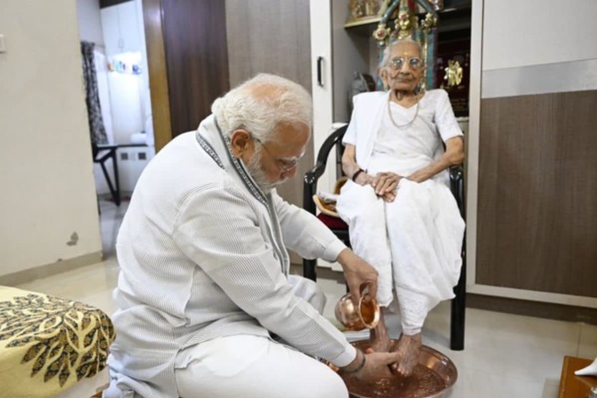 जिस मां के चरण धोते रहे PM मोदी उनको कांग्रेस ने दी गाली! BJP ने जारी की लिस्ट