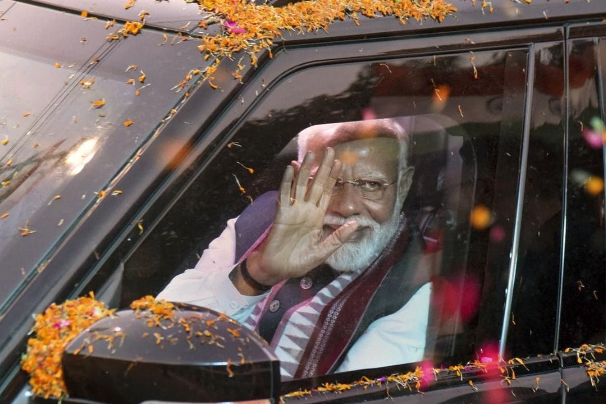 पीएम मोदी के स्‍वागत में उमड़ा जनसैलाब सड़कों से छतों तक भारी भीड़