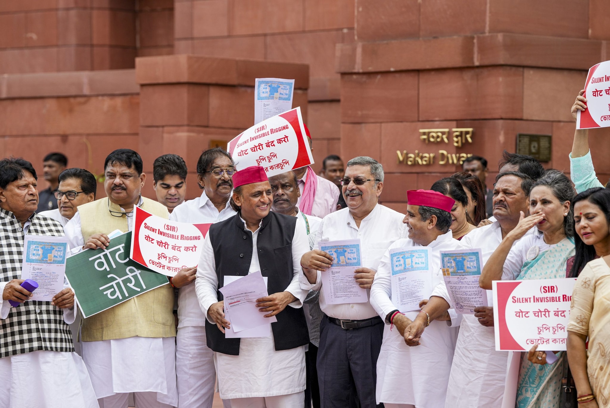  Samajwadi Party MPs Akhilesh Yadav and Dharmendra Yadav, TMC MP Kalyan Banerjee and other parliamentarians from the INDIA bloc parties stage a protest against the Election Commission's Special Intensive Revision (SIR) of electoral rolls in Bihar, during the Monsoon session of Parliament, in New Delhi, Monday, Aug. 18, 2025. (PTI Photo/Ravi Choudhary)(PTI08_18_2025_000051B)