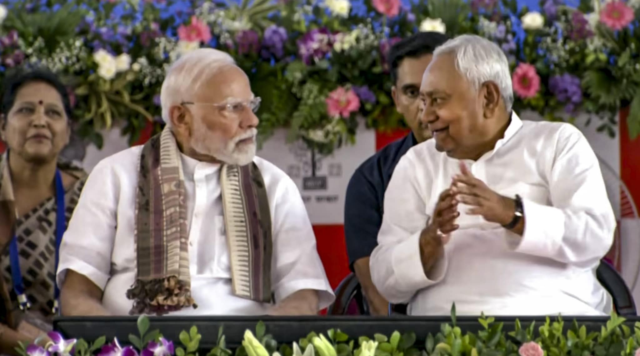मोदी-नीतीश की दिखी गजब केमेस्ट्री, कैसे यह फोटो बढ़ा सकती है तेजस्वी की टेंशन