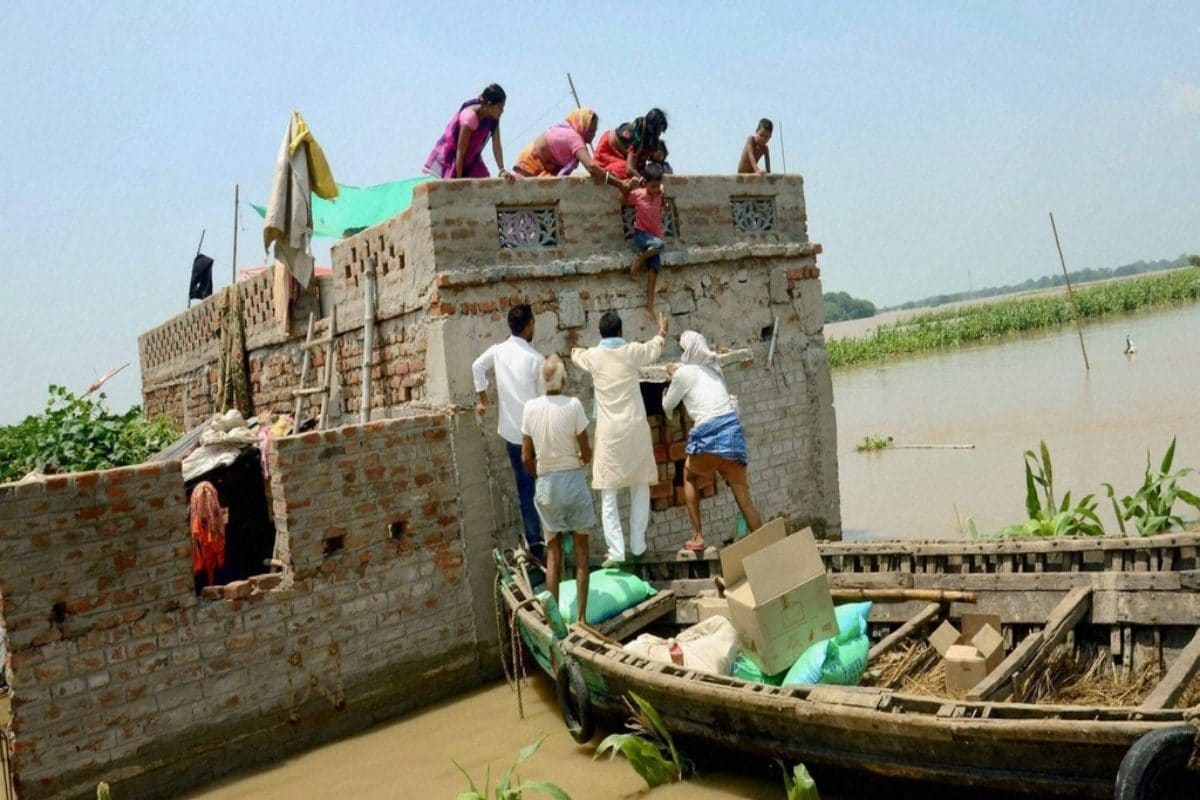 पटना में जलजमाव से सैकड़ों बेघर, सीतामढ़ी में नदी में बहते युवक की बची जान
