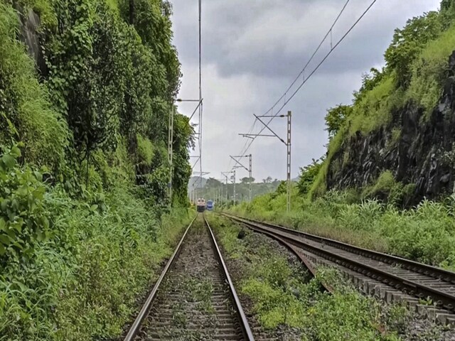 कभी यहां डाकुओं से भिड़े थे अमिताभ-धर्मेंद्र, उन पटरियों पर दौड़ रही ट्रेन