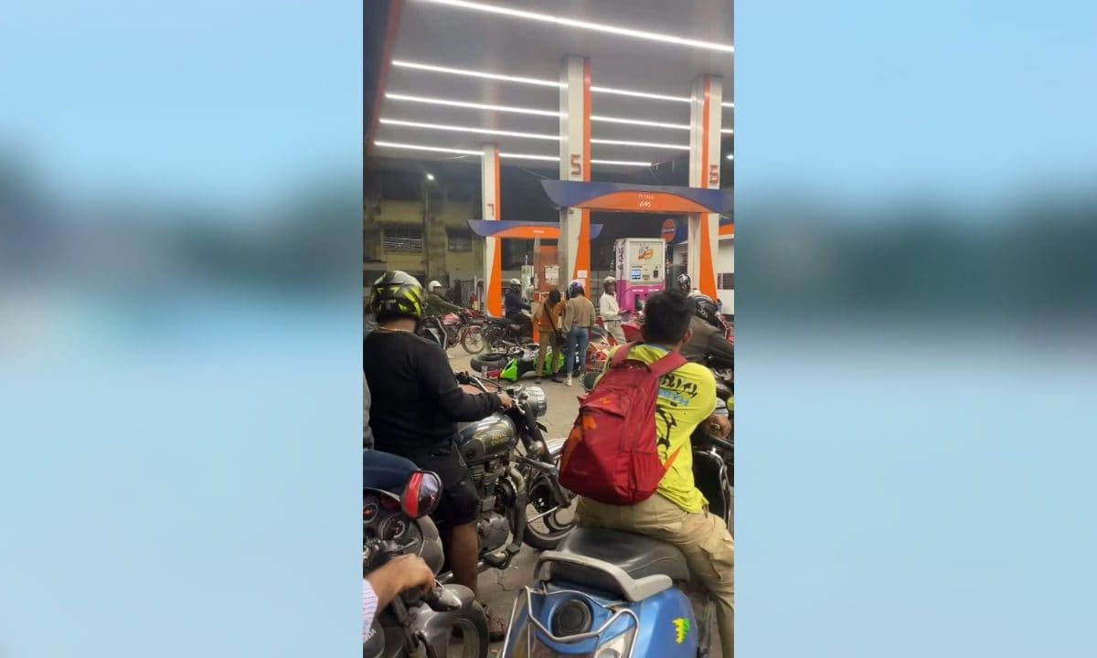 रेसिंग बाइक लेकर पेट्रोल डलवाने पहुंच गई लड़की, लेकिन संभाल नहीं पाई गाड़ी, हो गया मोये-मोये!