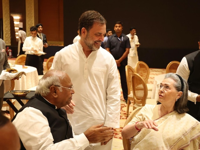 डिनर में दिखी बिहार चुनाव की झलक, कैसे राहुल के मिशन में खरगे तुरुप का इक्का? डिनर में दिखी बिहार चुनाव की झलक, कैसे राहुल के मिशन में खरगे तुरुप का इक्का?