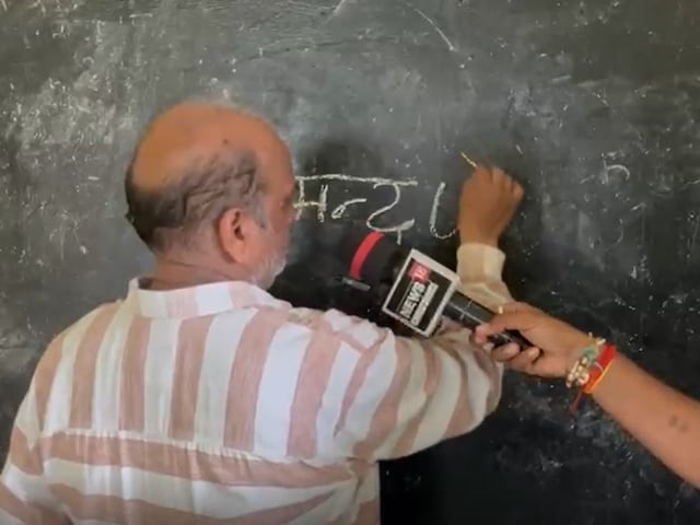 सैलरी 65000...पर खुद का नाम नहीं लिख पाए मास्टर साहब! कलेक्टर को भी नहीं जानते सैलरी 65000...पर खुद का नाम नहीं लिख पाए मास्टर साहब! कलेक्टर को भी नहीं जानते