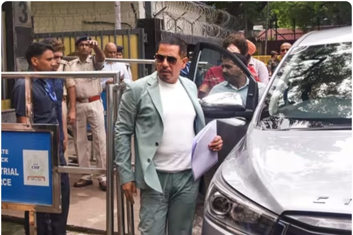 रॉबर्ट वाड्रा की बढ़ीं मुश्किलें ED चार्जशीट के बाद अब कोर्ट ने थमाया नोटिस
