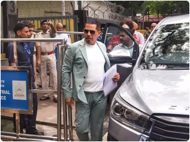 रॉबर्ट वाड्रा की बढ़ीं मुश्किलें, ED चार्जशीट के बाद अब कोर्ट ने थमाया नोटिस रॉबर्ट वाड्रा की बढ़ीं मुश्किलें, ED चार्जशीट के बाद अब कोर्ट ने थमाया नोटिस