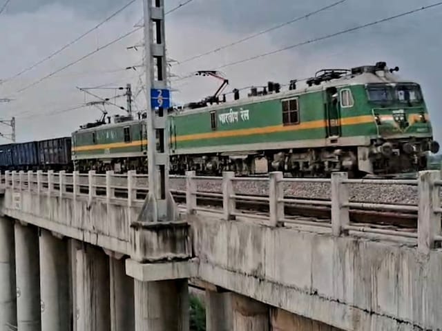 4.5 KM लंबी और 354 बोगी..देश की सबसे बड़ी मालगाड़ी ‘रुद्रास्त्र’ का ट्रायल सफल 4.5 KM लंबी और 354 बोगी..देश की सबसे बड़ी मालगाड़ी ‘रुद्रास्त्र’ का ट्रायल सफल