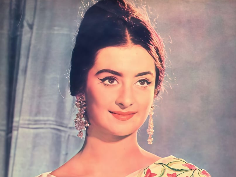 सायरा बानो- ज्वार भाटा, पॉकेट मार, रेशम की डोर जैसी फिल्मों में धर्मेंद्र ने एक्ट्रेस सायरा बानो के साथ काम किया था. दोनों की जोड़ी चुलबुले रोमांस के लिए मशहूर थी. सायरा बानो- ज्वार भाटा, पॉकेट मार, रेशम की डोर जैसी फिल्मों में धर्मेंद्र ने एक्ट्रेस सायरा बानो के साथ काम किया था. दोनों की जोड़ी चुलबुले रोमांस के लिए मशहूर थी.
