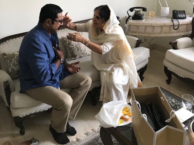खून का रिश्ता नहीं, फिर भी 25 साल से सरथ कुमार को राखी भेज रही ये बहन खून का रिश्ता नहीं, फिर भी 25 साल से सरथ कुमार को राखी भेज रही ये बहन