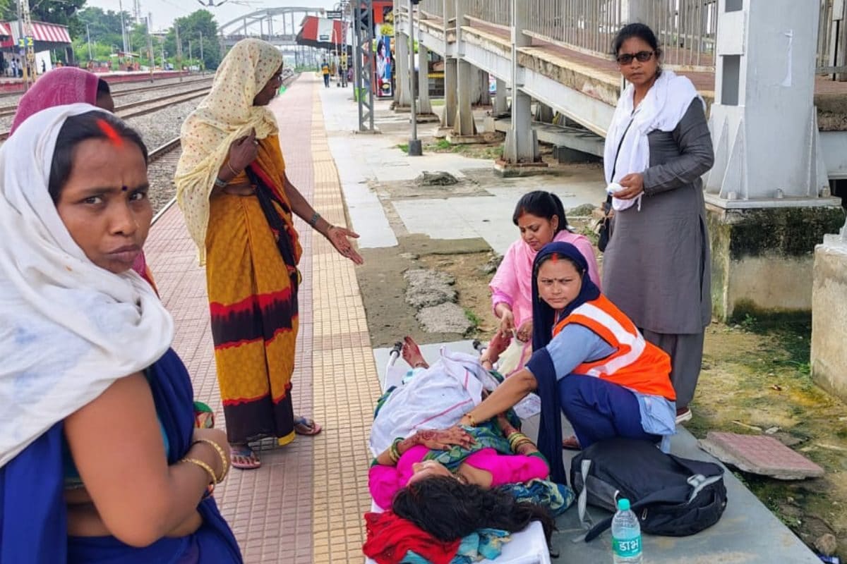 S-6 से शुरू हुई स्टोरी, प्लेटफॉर्म पहुंचते ही आया खास मेहमान, बंटने लगी मिठाई