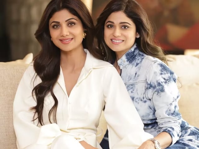 शमिता शेट्टी के लिए दूल्हा ढूंढ रहीं शिल्पा शेट्टी, राह चलते किसी से भी पूछ लेती हैं-'तुम्हारी शादी हो गई?' - News18 हिंदी