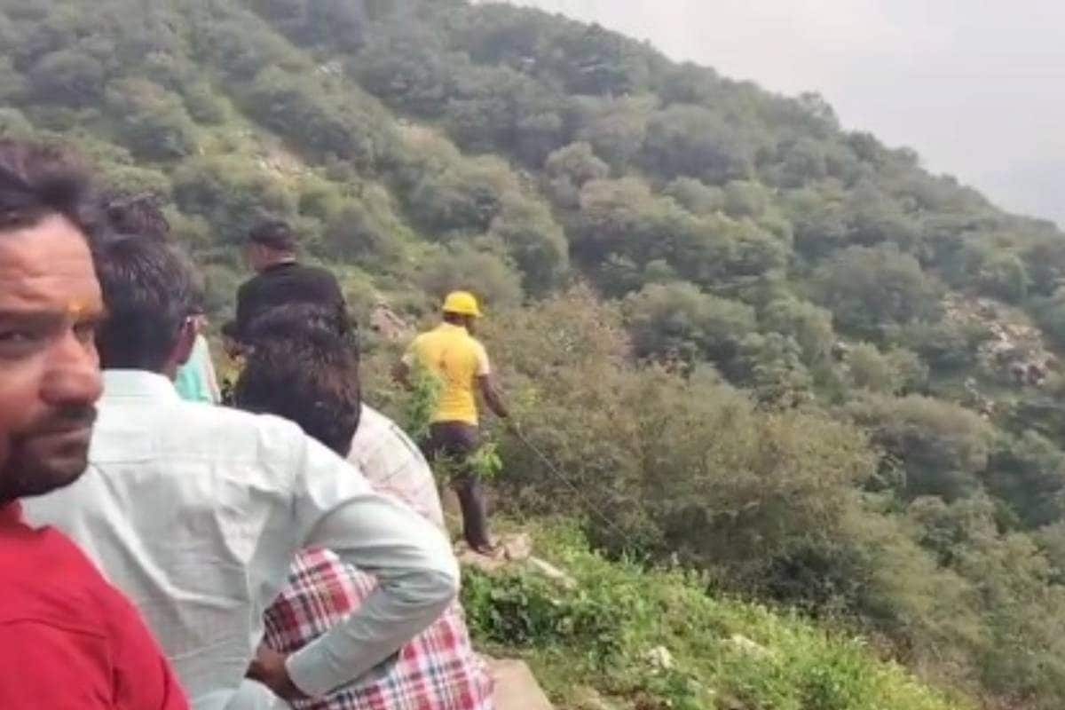 दिल्ली से हर्ष पर्वत घूमने आए थे टूरिस्ट कार 250 फीट गहरी खाई में गिरी और