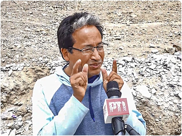 ...तो लद्दाख 'सोने का पिंजरा' बनकर रह जाएगा, सोनम वांगचुक ने क्यों कहा ऐसा? ...तो लद्दाख 'सोने का पिंजरा' बनकर रह जाएगा, सोनम वांगचुक ने क्यों कहा ऐसा?