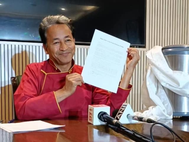 सोनम वांगचुक से क्यों छीनी गई लद्दाख की जमीन, जिस पर मचा बवाल, समझें पूरी बात सोनम वांगचुक से क्यों छीनी गई लद्दाख की जमीन, जिस पर मचा बवाल, समझें पूरी बात