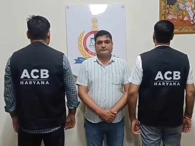 दिल्ली पुलिस के इंस्पेक्टर ने मांगी 1 करोड़ रिश्वत, दोस्त कैश लेते गिरफ्तार दिल्ली पुलिस के इंस्पेक्टर ने मांगी 1 करोड़ रिश्वत, दोस्त कैश लेते गिरफ्तार