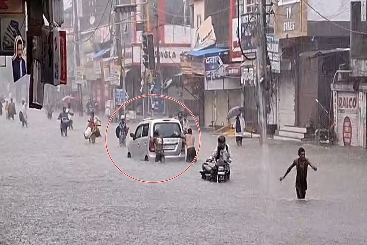 आपदा में अवसरः पानी-पानी हुआ शहर फंसीं गाड़ियां निकालने के युवाएं ने लिए पैसे