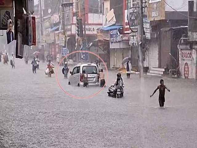 आपदा में अवसरः पानी-पानी हुआ शहर, फंसीं गाड़ियां निकालने के युवाएं ने लिए पैसे आपदा में अवसरः पानी-पानी हुआ शहर, फंसीं गाड़ियां निकालने के युवाएं ने लिए पैसे
