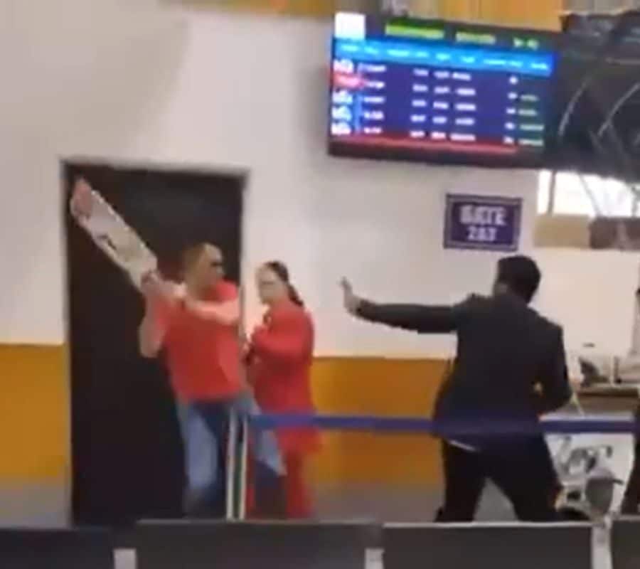 Spicejet Video: रीढ़ की हड्डी टूटी जबड़े पर चोट आर्मी ऑफिसर ने कितना मारा स्पाइसजेट ने सब बताया