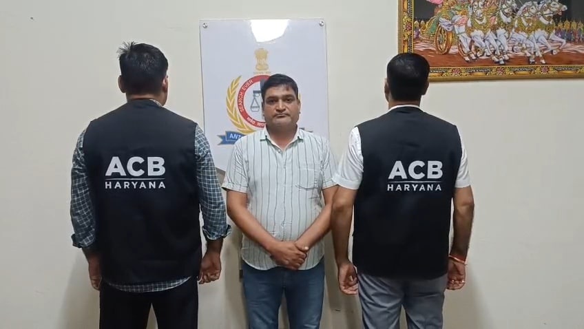 दिल्ली पुलिस के इंस्पेक्टर ने मांगी 1 करोड़ रिश्वत दोस्त कैश लेते गिरफ्तार