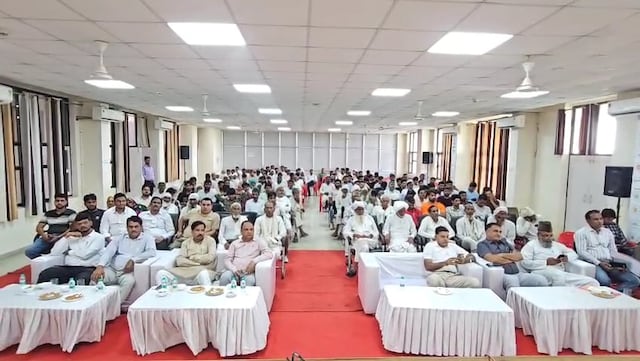 फोन पर टक-टकी लगाए बैठे थे...फिर 40 हजार किसानों के खाते में हुई खटाखट फोन पर टक-टकी लगाए बैठे थे...फिर 40 हजार किसानों के खाते में हुई खटाखट