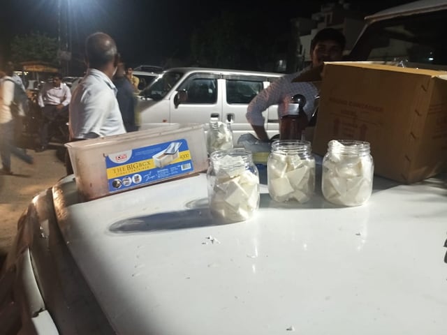 गुरुग्राम वालों पनीर खाना बंद कर दो! 3 गाड़ियों में भर-भर ले जा रहे थे माल