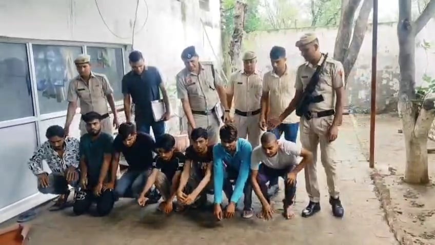 ये नया जामताड़ा है! 10 मोबाइल 24 सिमकार्ड 11 ATM कार्ड और 6 पासबुक और