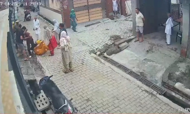 हरियाणाः CCTV कैमरे लगवाने पर विवाद, पति-पत्नी को सड़क पर घसीटने के बाद पीटा