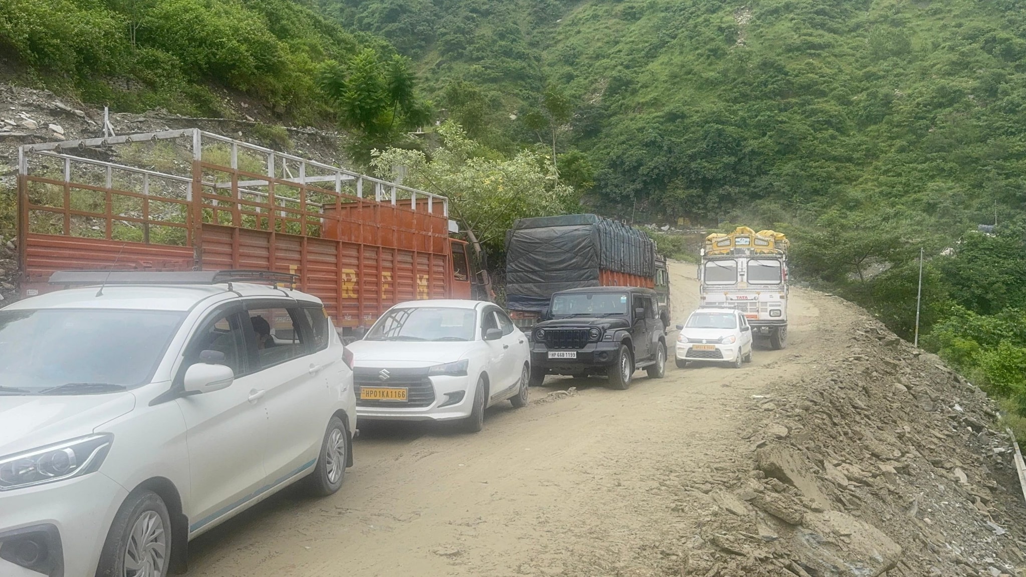 15 फीट धंस गया चंडीगढ़-मनाली NH मिट्टी के 400 डम्पर डाले तब जाकर